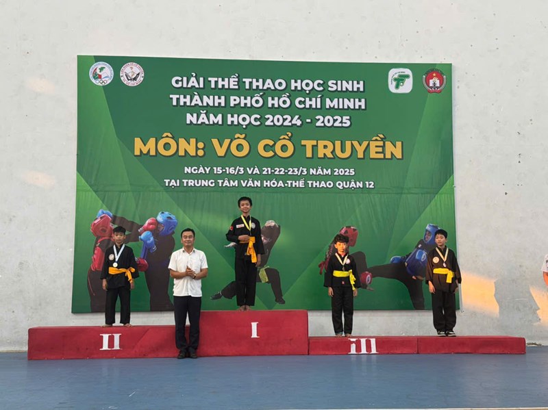 Học sinh tham gia Hội thi võ cổ truyền cấp thành phố.